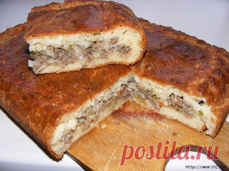 Пирог слоёно-песочный с мясо-капустной начинкой.