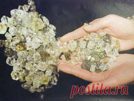 Камни и кристаллы.а вот алмазы, собранные в Гвинее