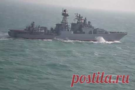Минобороны опубликовало кадры военно-морских учений России и Китая. Военно-морские учения России и Китая «Морское взаимодействие-2022» завершились в Восточно-Китайском море, заявили в Минобороны РФ. Военные тренировались освобождать захваченное судно и совершенствовали совместные действия по поиску и спасению на море, провели совместное тактическое маневрирование.