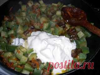 Солнечный дом: Кабачки, тушёные с грибами и овощами в сметане