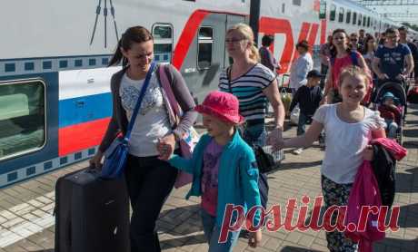 Как купить билет на поезд дешевле в 2023 году
; Открывает новую вкладку
Поезда в нашей стране остаются самым безопасным и потому востребованным способом передвижения на большие расстояния. В сезон отпусков цены на билеты растут, но никому не хочется переплачивать. Расскажем, как купить билеты на поезд подешевле, как их быстро оформить, и на чем можно сэкономить при покупке:
