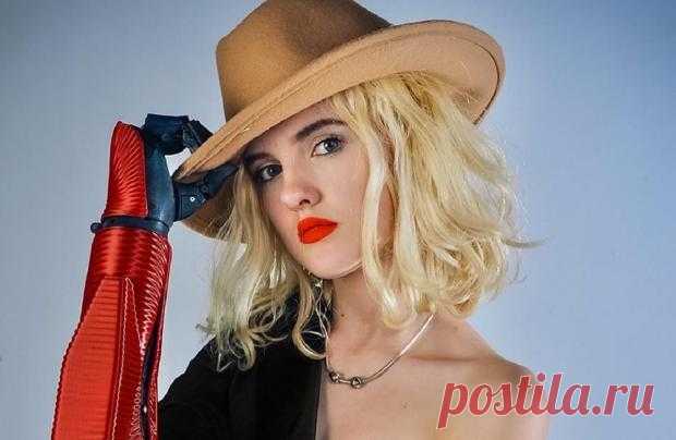 Девушка с бионическими протезами вместо рук стала телеведущей: 10 фото Тиллы Локи