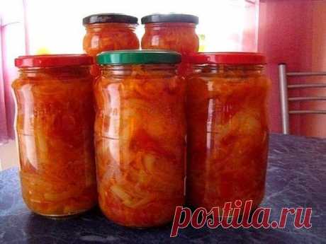 Салат &quot;Парамониха&quot;
2 кг помидор - дольками
1 кг лука - кольцами
1 кг моркови - на крупной терке
1 кг сладкого перца - соломкой
300 гр. растительного масла
300 гр. сахара
100 гр. 9% уксуса
2 ст.л. соли
Все нарезать, добавить растительное масло, сахар, уксус, соль, перемешать и варить 15 мин. после закипания. Разложить в подготовленные банки и закатать.