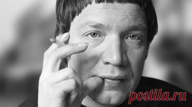 На черном троне, вся в фальшивых брильянтах: «самое молодое общество гениев» СССР на квартире у музы шестидесятников | СЕМЬ ХОЛМОВ | Яндекс Дзен