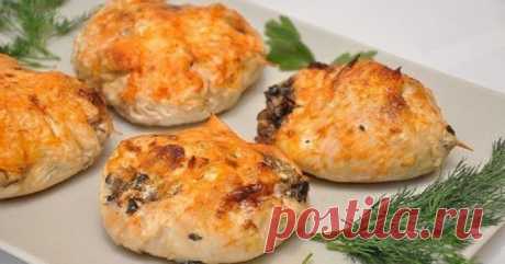 Мешочки из нежного куриного мяса с начинкой из грибов под румяной сырной корочкой… - life4women.ru