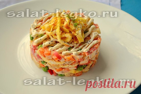 Салат с крабовыми палочками, яичными блинчиками и овощами, рецепт с фото