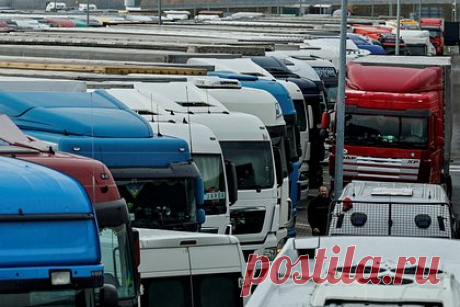 Польские перевозчики снова заблокировали пропускной пункт на границе с Украиной. Польские перевозчики снова заблокировали контрольно-пропускной пункт (КПП) Дорогуск — Ягодин на границе с Украиной. Акция протеста началась после 15:00 по местному времени (16:00 мск). Организаторы акции планируют пропускать по одному грузовику в час, а также гуманитарные и скоропортящиеся грузы.