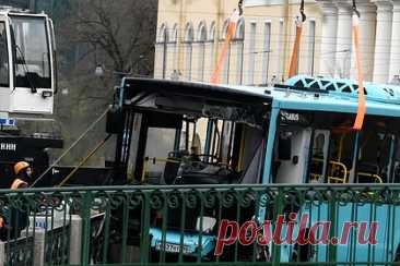 У владельца упавшего в реку в Петербурге автобуса прошли обыски