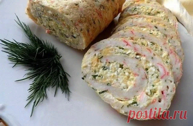 Рулет из крабовых палочек

Очень вкусная, нежная и яркая закуска в виде рулета.

Ингредиенты:

- 200 г крабовых палочек
- 5 яиц
- 3 столовых ложек молока
- 5 столовых ложек муки
- 2 столовые ложки масла растительного
- 150 г сыра
- 3 вареных яйца
- 4 зубчика чеснока
- 100 г майонеза
- зелень укропа
- соль – по вкусу

Приготовление:

Яйца разбить в кастрюлю. Добавить к ним муку, масло растительное, молоко, соль по вкусу и всё взбить при помощи миксера.

Крабовые палочки осв...