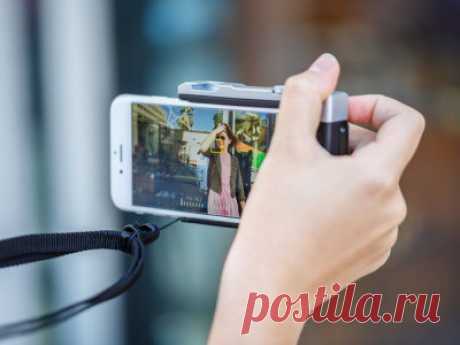 Pictar превратит iPhone в DSLR-камеру Для многих смартфоны уже давно стали полноценной заменой камерам, хотя по удобству использования они всё ещё уступают классическим фотоаппаратам. Компания miggo решила исправить это, представив специальный аксессуар под названием Pictar, разработанный для телефонов Apple. Устройство напоминает обычные фотоаппараты со стандартными элементами управления. Благодаря наличию двух колец, можно одной рукой выполнять масштабирование и менять экспозицию, не касаясь…
