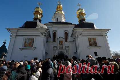У Киево-Печерской лавры произошел конфликт с гражданином Швейцарии. На территории Киево-Печерской лавры в воскресенье, 23 апреля, произошел конфликт между агрессивно настроенным мужчиной с флагом Украины и гражданином Швейцарии. Провокатор потребовал от чтеца Русской православной церкви за границей (РПЦЗ) Самуила, чтобы тот взял в руки украинский флаг.