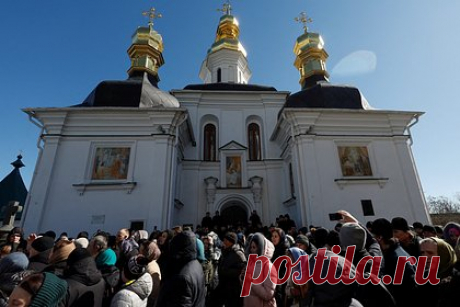 У Киево-Печерской лавры произошел конфликт с гражданином Швейцарии. На территории Киево-Печерской лавры в воскресенье, 23 апреля, произошел конфликт между агрессивно настроенным мужчиной с флагом Украины и гражданином Швейцарии. Провокатор потребовал от чтеца Русской православной церкви за границей (РПЦЗ) Самуила, чтобы тот взял в руки украинский флаг.