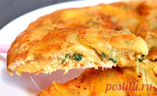 Картофель с яйцами и сыром на сковороде