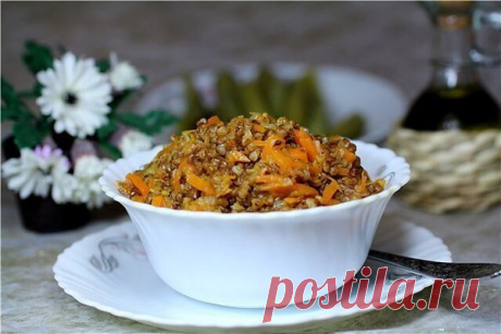 Такую гречку вы еще не ели: 5 вкуснейших некалорийных рецептов с одной из самых полезных круп.

1. Гречка с помидорами: просто и питательно
67 ккал на 100 грамм

Ингредиенты:

Гречневая крупа 100 г
Морковь 1 шт.
Лук репчатый 1 шт.
Помидоры в собственном соку или свежие 3-4 шт.
Чеснок (по желанию) 1 зубчик
Соль по вкусу

Приготовление:

Готовить гречку лучше всего в посуде с толстым дном, мы взяли казан, обычная сковорода тоже подойдет.