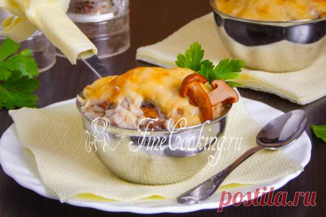 Жюльен с курицей и грибами пошаговый рецепт. В чем запекать жюльен? Чаще всего для этой цели используется спец.порционная посуда, которая называется кокотница. Запекать можно в любых других формочках - подойдут не только железные, но и керамические или стеклянные. Как вариант, в одной общей форме для запекания.
