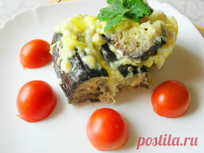 Запеченные баклажаны с сыром и яйцом под сметано-майонезным соусом.