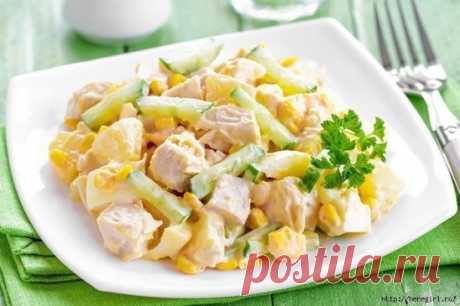 Легкий салат с куриной грудкой и кукурузой