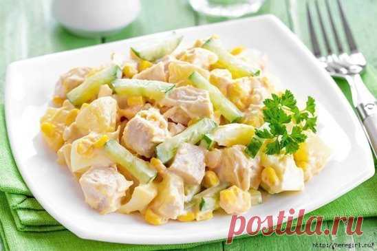 Легкий салат с куриной грудкой и кукурузой 
Ингредиенты: 
2 куриных филе, около 250 г каждое 
1 средний огурец 
1 крупный стебель сельдерея 
150 г консервированной кукурузы (можно свежеотваренно по сезону) 
1 кочан листового салата 
соль и перец по вкусу 
Для заправки: 
1 маленькая красная луковица 
4-5 веточек укропа 
6 ст.л. натурального йогурта / сметаны 10% 
соль по вкусу 
Приготовление: 
Готовим заправку. Мелко рубим лук и укроп. Кладем в плошку, добавляем йогурт или сметану, солим по вк