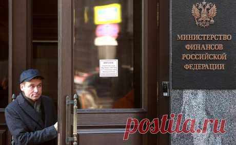 Минфин сообщил о конфликте интересов в компаниях из-за ухода иностранцев. Внедрение в советы директоров представителей менеджмента компании на места ушедших иностранцев нарушает правильное корпоративное управление и ведет к конфликту интересов, сказал замминистра финансов