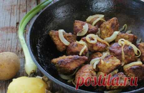 Самый вкусный рецепт печени! Печень получается мягкой, сочной, нежной!
ИНГРЕДИЕНТЫ
600 г говяжьей печени
1 яйцо
3 зубчика чеснока
1 ч. л. сахара
1 ч. л. соли (без горки)
0,5 ч. л. соды
1 луковица
масло растительное для жарки
мука кукурузная для панировки

ПРИГОТОВЛЕНИЕ
Печень вымой, обсуши, удали пленку и нарежь крупными кусочками.
Приготовь маринад: в миске взбей яйцо с солью, сахаром, содой и чесноком, пропущенным через пресс. Залей полученной смесью кусочки печени и ост...