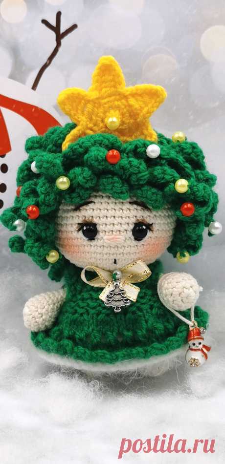 PDF Малышка Ёлочка 2021 крючком. FREE crochet pattern; Аmigurumi doll patterns. Амигуруми схемы и описания на русском. Вязаные игрушки и поделки своими руками #amimore - новогодняя кукла, маленький пупс к Новому году, куколка в наряде ёлочки, ёлка.