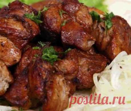 Мясо в духовке: мягкое, сочное и очень нежное. Просто пальчики оближешь!

Часто хозяйки сталкиваются с тем, что хотели бы разнообразить приготовление привычных блюд или расширить свой рацион за счет недорогих продуктов. А для этого, как правило, не хватает времени, ингредиентов или фантазии. Если ты любишь мясо — наш рецепт тебе наверняка понравится!
Во-первых, для приготовления столь ароматного, сочного и нежного блюда нужно минимум продуктов. А во-вторых, мясо, приготовл...