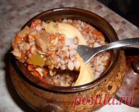 Топ-9 вкуснейших блюд с гречкой 

1. Гречка-по купечески 
ИНГРЕДИЕНТЫ: 

- 300-400 гр. мяса 
- 1 стакан гречки 
- 1 луковица 
- 1 средняя морковь 
- 1 маленький зубок чеснока 
- 1 лавровый лист 
- соль, молотый перец по вкусу 

ПРИГ…