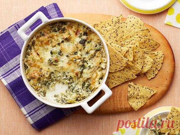 Дип-соус с артишоками и капустой кейл - рецепт Дип-соус с артишоками - сытная и вкусная закуска, которая идеально подходит для встречи с друзьями в неформальной обстановке. Этот дип-соус подаётся горячим в