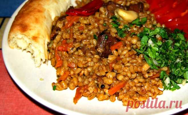 Перловка с овощами и мясом из духовки Издревле перловая крупа входит в солдатский рацион, а сам ячмень, из которого и производится перловка, неоднократно упоминается в библии. Еще в древнем Риме гладиаторов кормили перловой кашей и ей же …