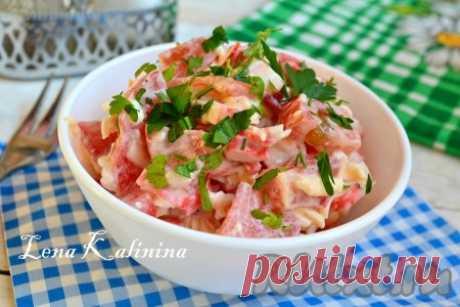 Салат с помидорами, крабовыми палочками и сыром - рецепт с фото