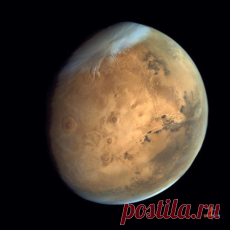 Очередной снимок Марса от зонда Mars Orbiter. Слева видны потухшие вулканы Arsia, Pavonis, Ascraeus и гигантский вулкан Олимп, справа система каньонов Долины Маринера. / Физика невозможного!