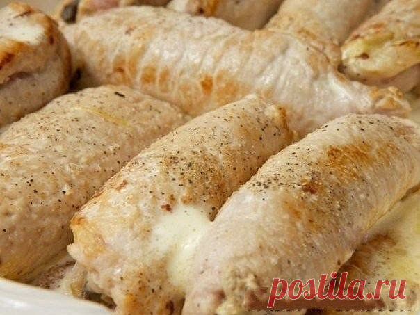 Рулетики мясные к праздничному столу.

Ингредиенты
Свиное филе - 700 г.
Грибы - 500 г.
Лук репчатый - 2 шт.
Яйцо куриное - 2 шт.
Сыр твердый - 150 г.
Сливки - 1 стакан
Соль - по вкусу
Перец черный молотый - по вкусу
Масло подсолнечное - 40 г.

Приготовление
1.Начнем с приготовления начинки из грибов и лука. Для этого на умеренном огне разогрейте сковороду с 2-3 ст. л. подсолнечного масла. Очистите лук и порежьте его на 14 круга, поджаривайте до приобретения золотистого отт...