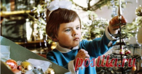Что ели на Новый год дети в СССР (фото) Как такового понятия детский стол на Новый год (да и на другие праздники) в СССР не существовало. Однако были особо любимые всеми детьми новогодние лакомства.