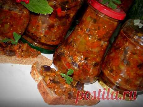 Салат из баклажанов без уксуса
Очень вкусный салат, по вкусу напоминает кабачки с грибами и очень хорошо хранится зимой, хотя готовится без уксуса. 
Для приготовления понадобится:
• Баклажаны - 4 кг.; 
• Болгарский перец - 1 кг.; 
• Морковь - 1,5 кг.; 
• Лук репчатый ,1,5 кг.; 
• Томатная паста - 250 гр.;
• Соль - 3 стол. ложки; 
• Сахарный песок - 2 стол. ложки; 
• Растительное масло - 250 гр.
Приготовление: 
1. Все овощи хорошенько вымыть, очистить.
2. Баклажаны нарезать кубиками, репчаты