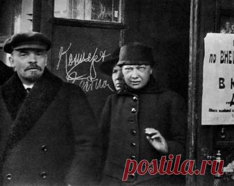 В 1898 году сосланный в село Шушенское Ленин позвал к себе давнюю соратницу – 29-летнюю Надежду Крупскую. В письме к девушке, которая тогда находилась в ссылке в Уфимской губернии, он предложил ей стать его женой.