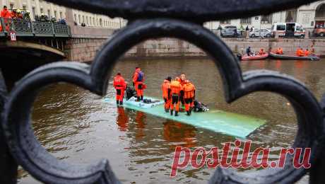 МЧС РФ назвало число жертв в ДТП с упавшим в реку автобусом в Петербурге. Три человека скончались и девять пострадали после падения автобуса в реку Мойку в центре Санкт-Петербурга. Об этом сообщает МЧС России в своем Telegram-канале. Ведомство проинформировало о завершении водолазных спасательных работ на ...