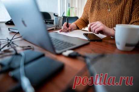 Россияне признались в желании отдыхать на работе. Работающие в офисе россияне признались, что на рабочем месте им не хватает зоны для отдыха, массажного кресла и уютной кухни. Кроме того, они хотели бы видеть в офисе тренажерный зал, террасу и капсулы для сна. Среди необычных пожеланий россиян оказалась комната для медитации и студия для творчества.