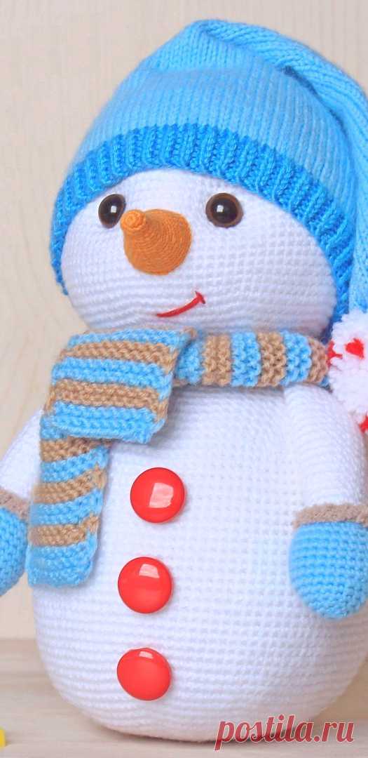 PDF Снеговичок крючком. FREE crochet pattern; Аmigurumi doll patterns. Амигуруми схемы и описания на русском. Вязаные игрушки и поделки своими руками #amimore - снеговик, Новый год, снеговичок.