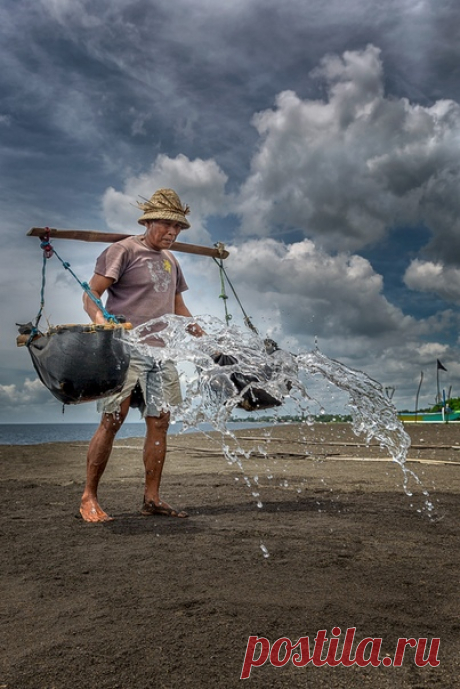«В восточной части острова Бали, есть интересное место - Кусамба. Здесь добывают соль традиционным способом. Воду черпают в океане, затем выливают в желоба, сделанные из ствола кокосовой пальмы, оставляют выпариваться на солнце до появления красивых белых кристаллов соли». Автор снимка – Алекс, nat-geo.ru/photo/user/46029