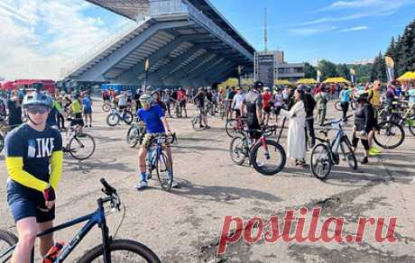 Около шести тысяч любителей спорта вышли на старт московской велогонки La Strada. В программе велогонки дистанции на 80 и 40 км, также пройдет велофестиваль с дистанцией в 20 км