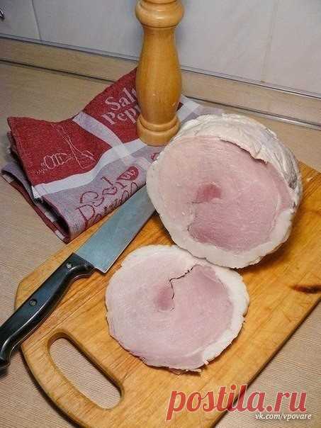 Ветчина домашняя

Ветчину и готовое мясо в магазинах я уже давно не беру. Особенно после того, как один раз попытался поджарить кусочек варено-копченого окорока одного из местных производителей. В результате, на сковороде у меня оказался сморщенный, серый кусочек непонятно чего в противно пахнущей, пузыристой жидкости. Сковороду-то я конечно отмыл, но 