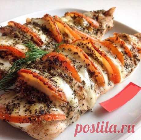 Курица аля Капрезе: вкуснейший ужин! 
на 100грамм - 117.92 ккалБ/Ж/У - 18.76/4.21/1.78 
 
Ингредиенты: 
Куриное филе 2 шт 
Помидор 1 шт 
Моцарелла (у меня только мини были, но это без разницы) 
Соль, перец, специи (у меня гранулированный чеснок, паприка, базилик сушеный) по вкусу 
Соевый соус 1 ст.л. 
 
Приготовление: 
1. Делаем надрезы на курином филе, но не до конца. Посолить и поперчить. Посыпать специями (чесноком и паприкой или другими специями) 
2. Помидор и моцарелл...