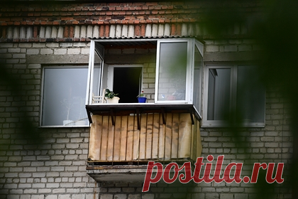 Грозившаяся взорвать дом уральская пенсионерка сбежала от полиции по балконам. 66-летняя женщина из Сухого Лога, грозившаяся взорвать жилой дом, сбежала от полиции по балконам. Женщина посреди ночи открыла газ в квартире и стала угрожать взрывом, а после приезда полицейских по решеткам перелезла со своего балкона на пятом этаже на четвертый этаж к соседям.