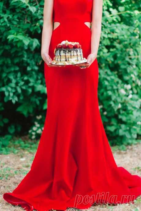 Сегодня вас ждет очень необычная история, ведь не каждая невеста в день своей свадьбы осмелится надеть красное платье! Вся серия:
