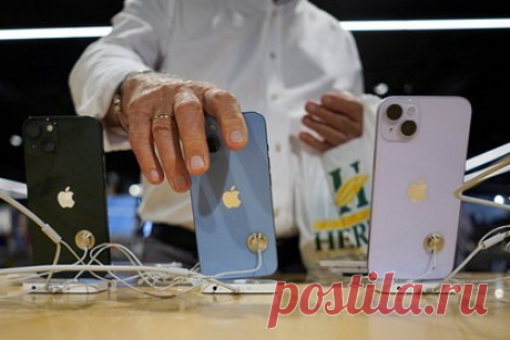 В российском городе ввели план «Сирена» после ограбления магазина Apple. В Ростове-на-Дону полиция ввела план «Сирена» после вооруженного ограбления магазина, торгующего техникой Apple. Преступление было совершено вечером 15 октября на улице Горького. Вооруженный пистолетом налетчик ворвался в магазин и стал угрожать продавцу. Он забрал четыре миллиона рублей и 40 телефонов.
