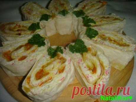Шикарная закуска из лаваша — очень оригинально 


Вкуснятина!









Состав и приготовление:
Расстилаем лист лаваша, смазываем майонезом, натираем 4 яйца на всю поверхность, затем распределяем обжаренные лук и морковь, сверху выкладываем натерты…