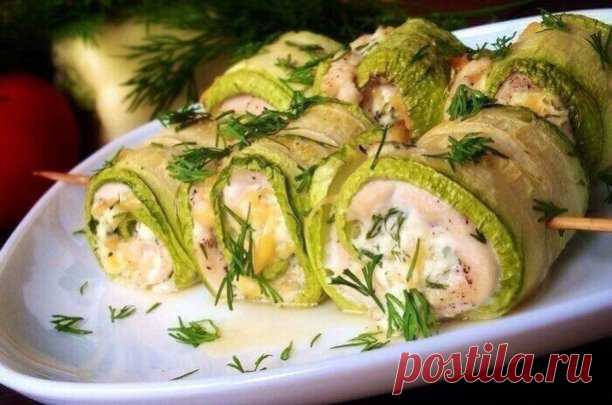 Кабачковые рулеты с курицей и творогом

Ингредиенты:
Кабачки - 2 шт
Куриное филе – 350 г
Творог обезжиренный - 1 ст. л
Натуральный йогурт - 2 ст. л
Сыр - 50 г
Зелень - 1 ст. л
Чеснок - 3 г
Соль, перец - по вкусу

Приготовление:
Кабачок моем и нарезаем полосками по 0,5 см. Противень застилаем бумагой для выпечки, раскладываем кабачки, немного смазываем оливковым маслом, солим. Ставим в разогретую до 180 градусов духовку на 5 минут. Куриное филе нарезаем тонкими продольными ...