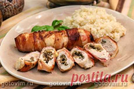Куриные рулетики с сыром, маринованными опятами и хрустящим беконом.