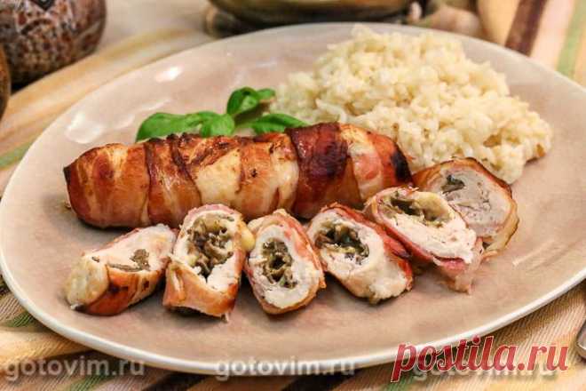 Куриные рулетики с сыром, маринованными опятами и хрустящим беконом.