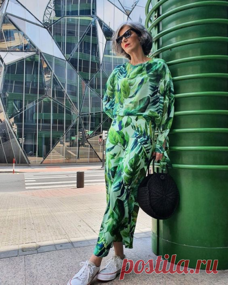 Платье с кроссовками для женщин 50+. Сочетаем и выглядим стильно | Glamiss | Яндекс Дзен